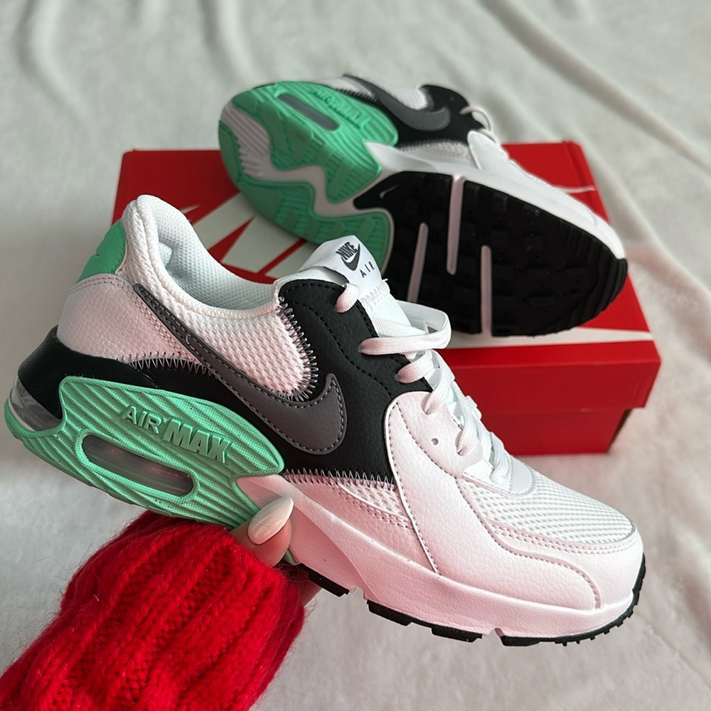 New Women’s Nike Air Max size 7.5